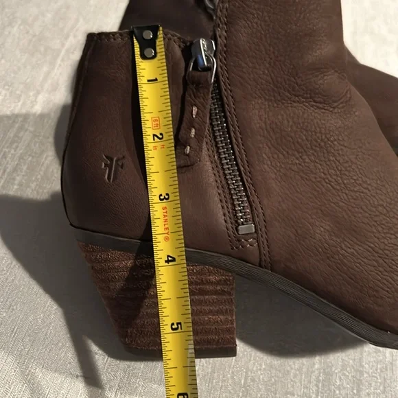 FRYE Women’s Brown Ankle Booties Distressed Texture All Over Size 6 Gently Used - Picture 16 of 16